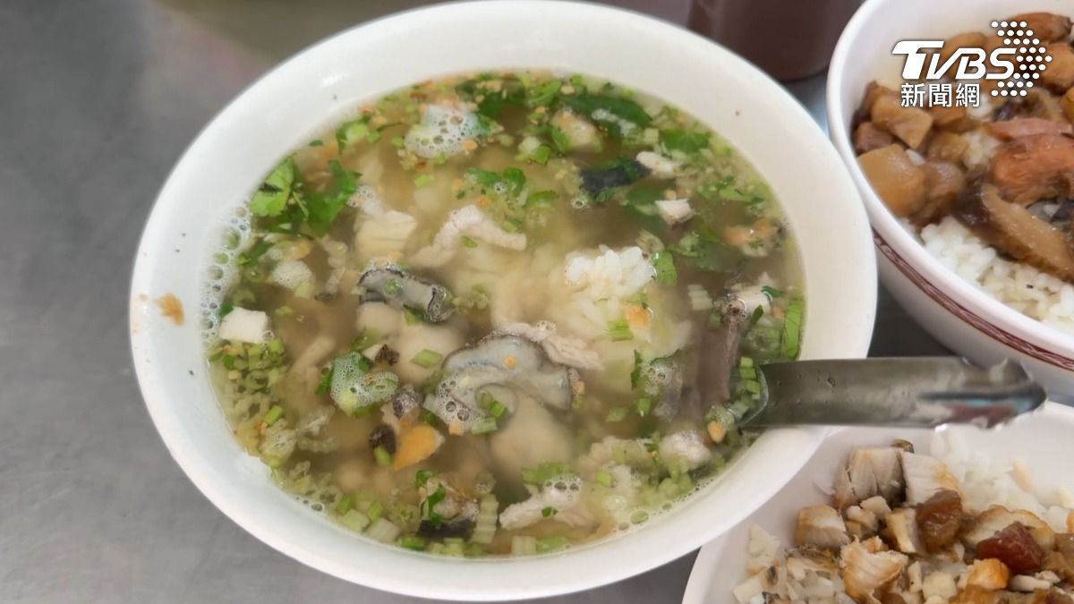 白飯吸飽濃郁大骨高湯,放入土魠魚、肉絲、蚵仔口感相當豐富,這碗土魠魚粥是在地人的經典味道,如今迎來最後一天營業日(圖/TVBS)