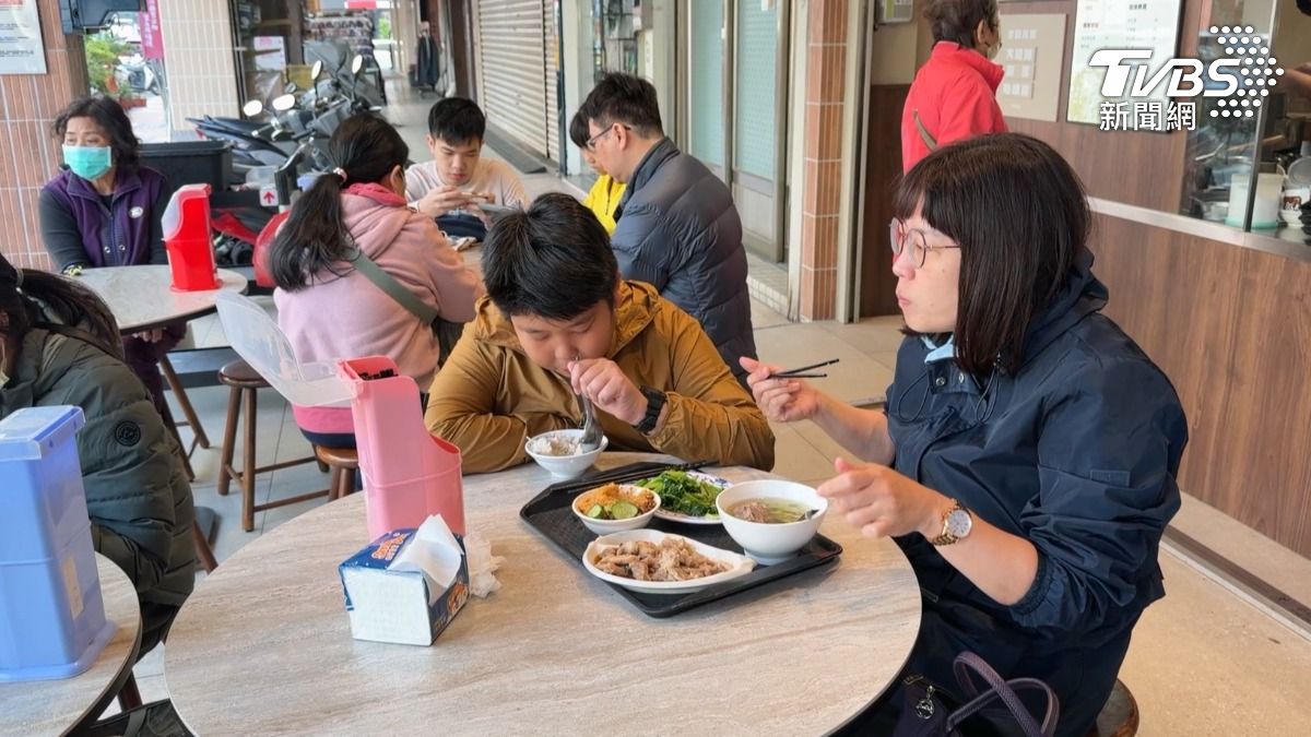80年歷史的米糕城,去年一度喊出暫停營業,讓顧客十分不捨,第四代業者重新裝潢店面再度營業,一代傳過一代,保留大家心中的老味道(圖/TVBS)