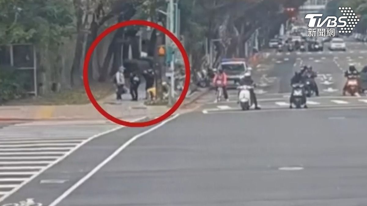 曾翁在台北捷運善導寺站男廁縱火,線上員警將他攔截逮捕。(圖/TVBS)