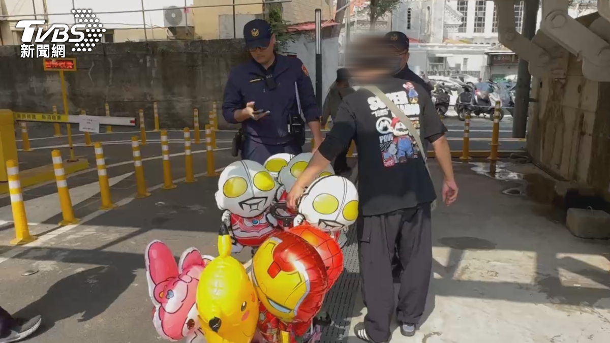 超人力霸王疑有盜版攤商「找孩童幫忙賣」,警方一日開5張勸導單。(圖/TVBS)