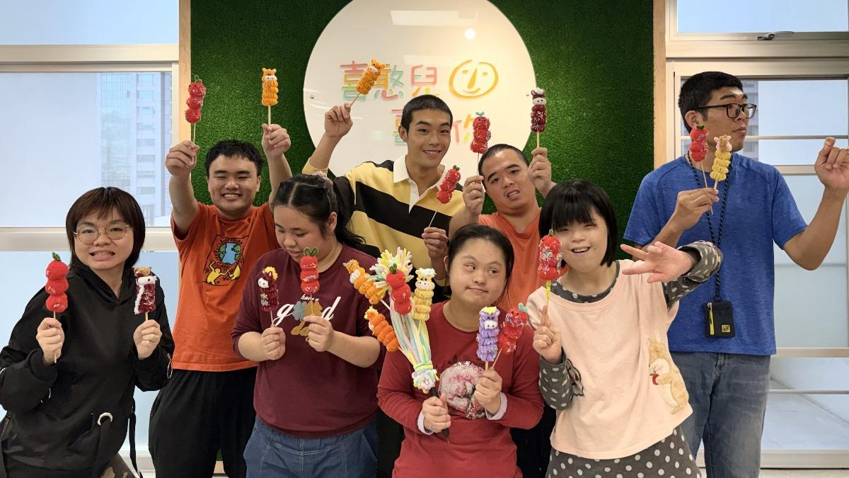 年節將近,牧森出席公益活動。(圖/周子娛樂提供)