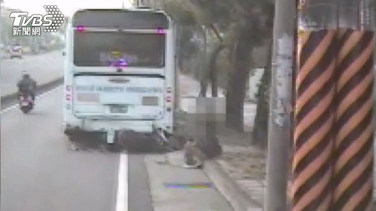 台中雙節公車司機「無處可停」違規釀禍 18歲女大生追撞受傷。(圖/警方提供)