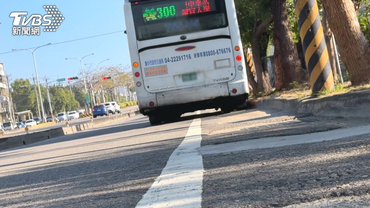 這起車禍發生於2月3日靜宜大學對面的機慢車道,機車騎士追撞公車。(圖/TVBS)
