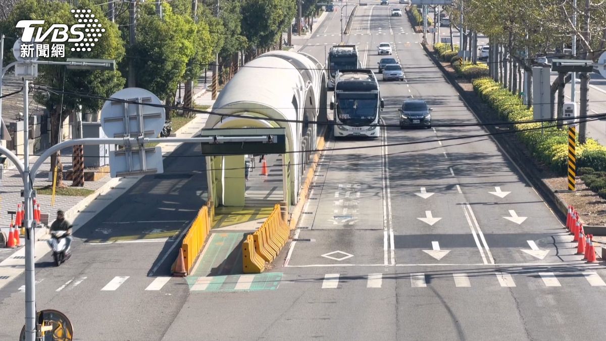 台中公車違停釀車禍 司機嘆:沒地方停。(圖/TVBS)