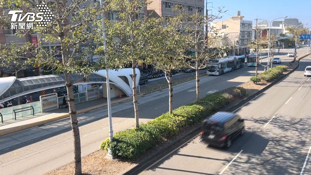 雖然對方撞到公車時公車是靜止狀態,但他們也有責任。(圖/TVBS)