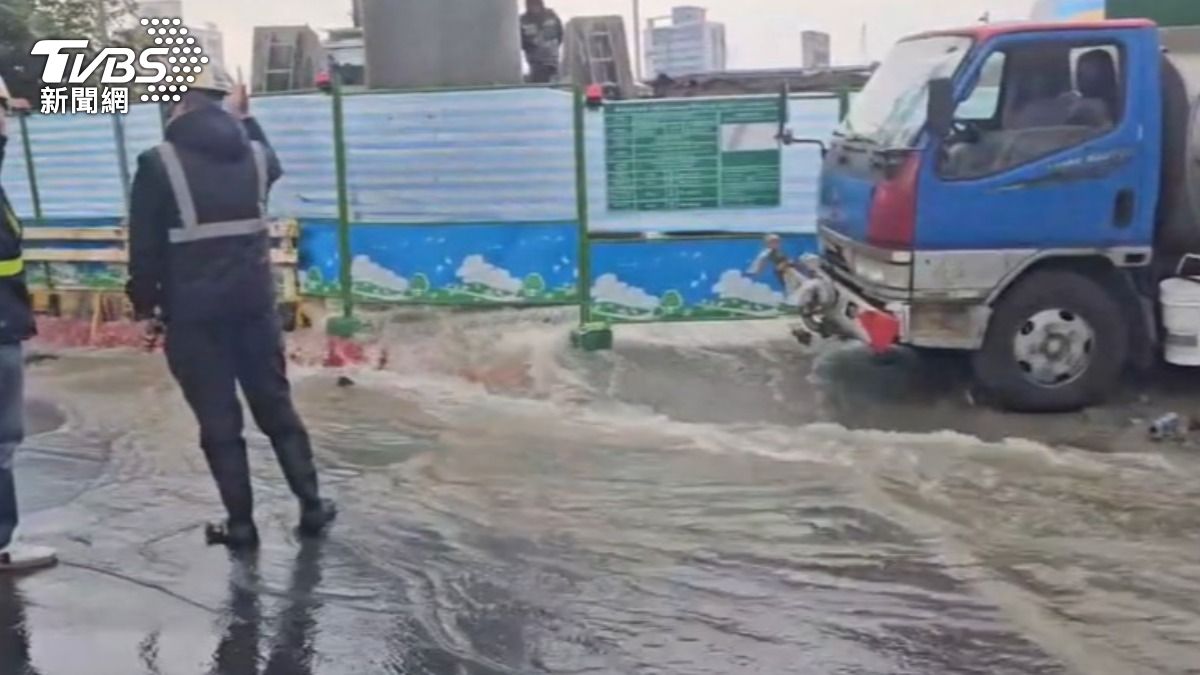 受損管線為500mm主幹管，恐影響新北產業園區及上萬住戶用水。（圖／TVBS）
