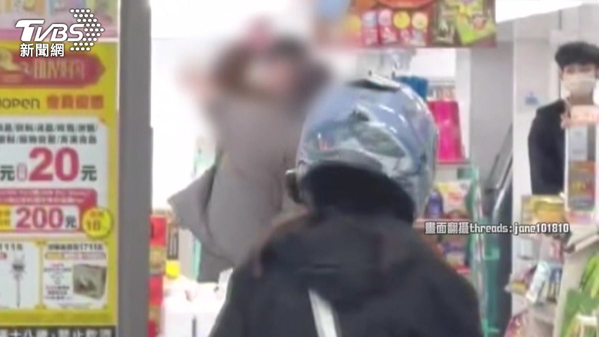台中醉漢找人聊天被無視 惱羞衝超商「對路人連揮拳」下場曝。(圖/畫面翻攝 threads:jane101810)