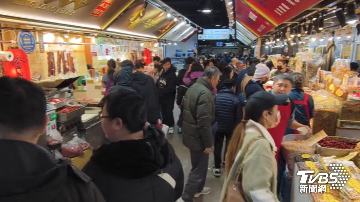 南門市場湧採買人潮。(圖/TVBS)