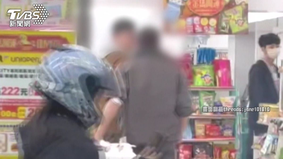 場畫面可見,陳姓男子衝進超商後,鎖定一名身材壯碩的男子。(圖/畫面翻攝 threads:jane101810)