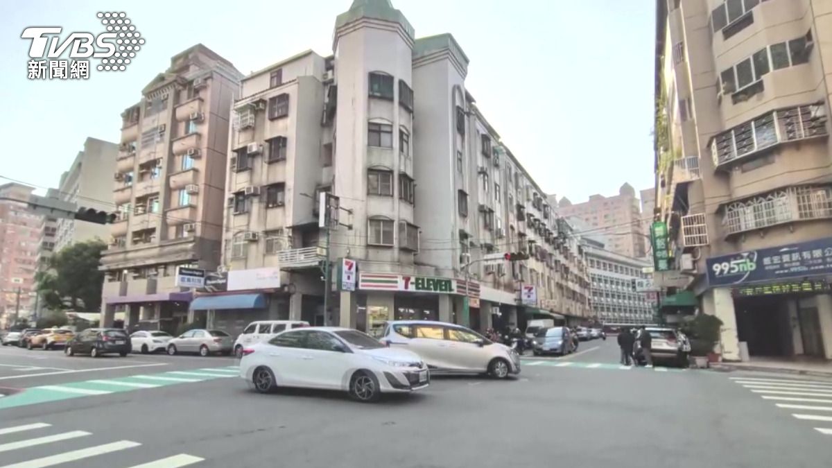 男子突然靠近並抱住被害人,隨即動手毆打。即便被害人已跑進超商內躲避,陳姓男子仍不罷休。(圖/畫面翻攝 threads:jane101810)