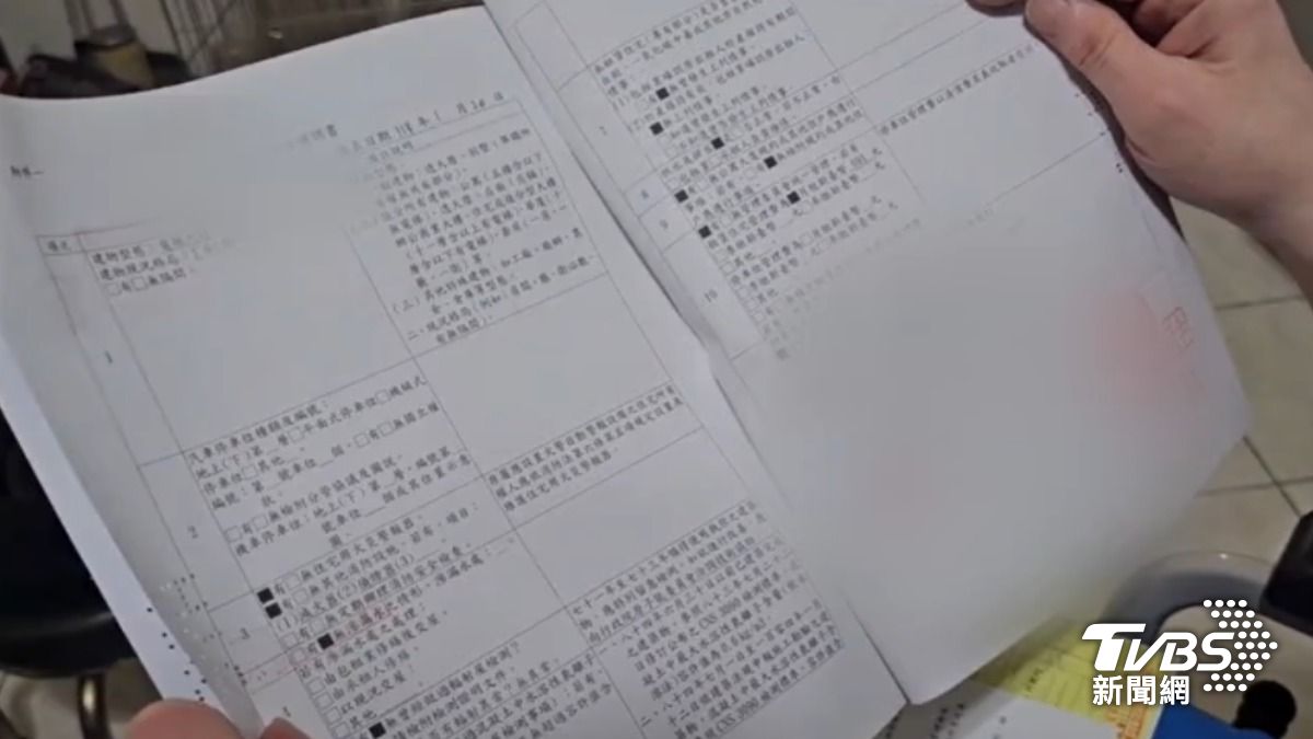 社宅租客攤開合約，不滿退租需賠4千。（圖／TVBS）