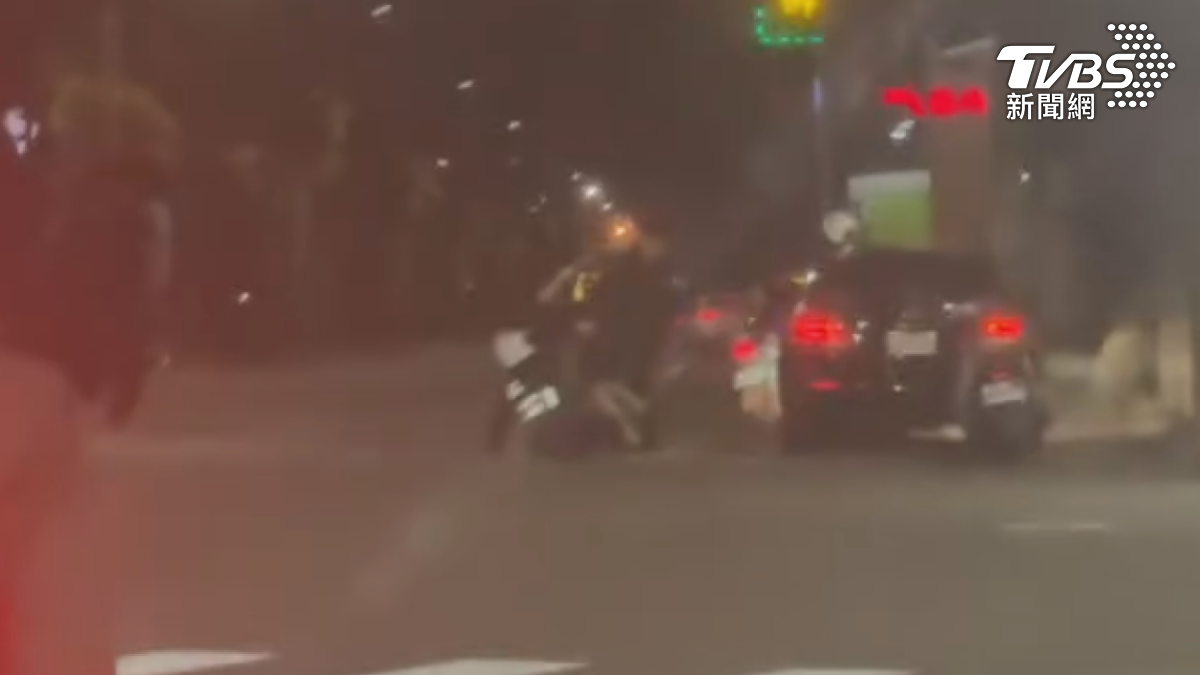 嫌犯毒駕上路,闖紅燈時遭警方攔查,毒犯一開始假意配合卻突然想衝上車落跑,2名員警上前壓制卻被甩在地上,還拼命抓住嫌犯(圖/翻攝Threads__zheng.0711)