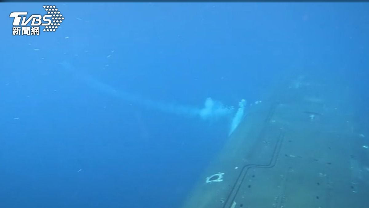 海鯤號成功在水下發射誘標，專家稱此為潛艦的「保命符」。（圖／TVBS）