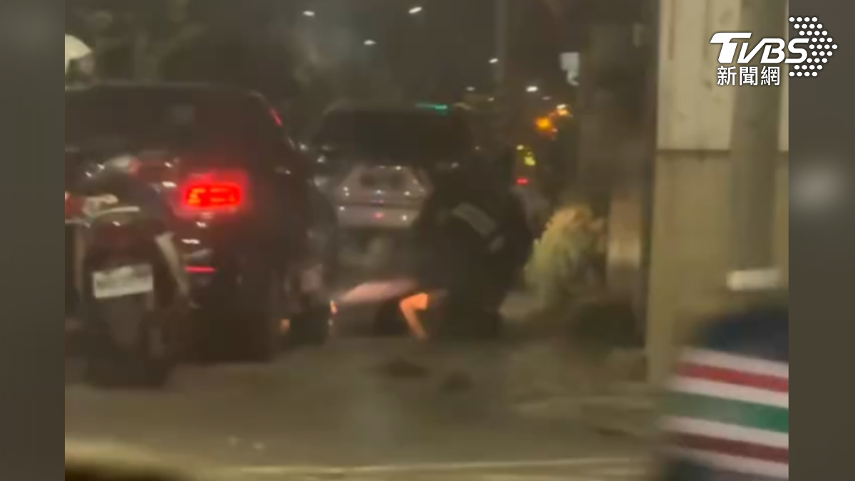 嫌犯被兩名員警合力抓住,但他還不罷休繼續掙扎,三人撲倒在地彷彿上演肉搏戰(圖/翻攝Threads__zheng.0711)