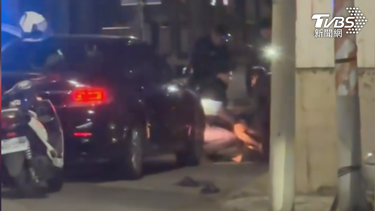 一部警車不夠,持續加派警力到場,路口至少停了四部警車,員警合力將毒犯壓制在地,上銬逮捕(圖/翻攝Threads__zheng.0711)