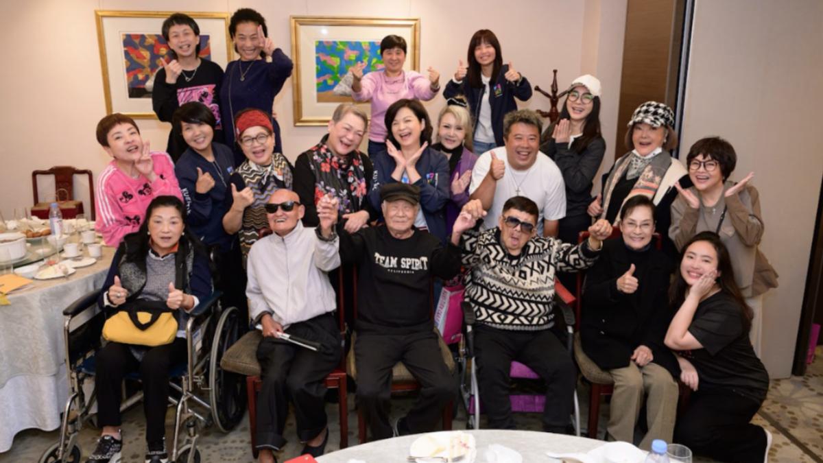 李炳輝太太雅惠(前排左起)、李炳輝、林福地導演、林松義、憶如。(圖/桂田文化藝術基金會提供)
