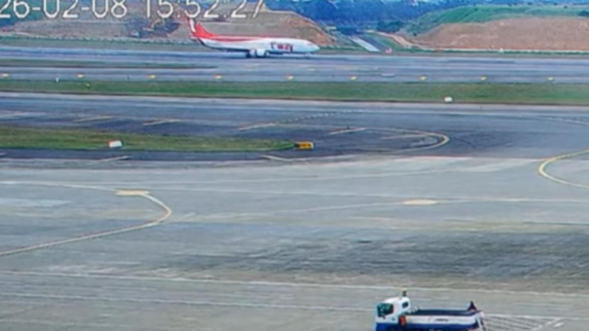 德威航空客機輪子掉落，釀桃機北跑道暫關閉，影響14航班。（翻攝桃園機場YT）