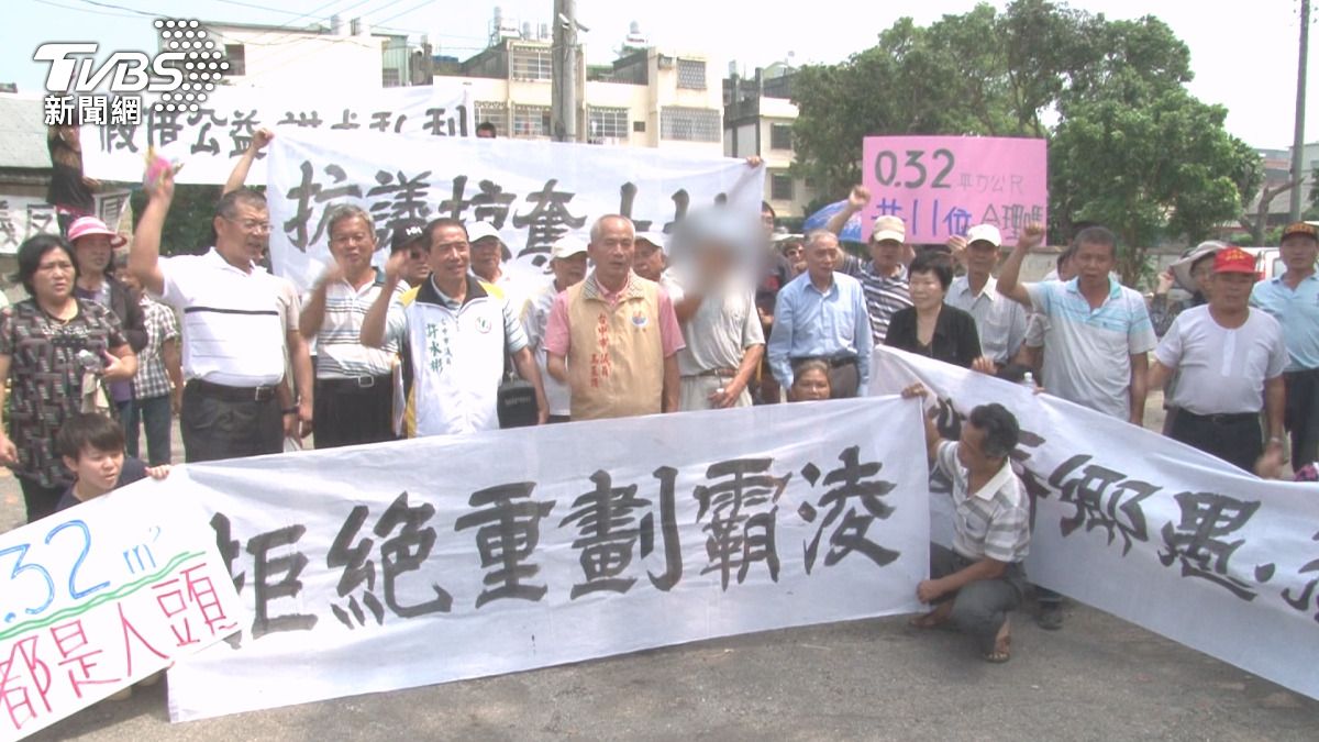 曾世源身為自救會會長,從2015年台中神岡市地重劃區說明會開始,便積極參與抗爭行動。(圖/TVBS)