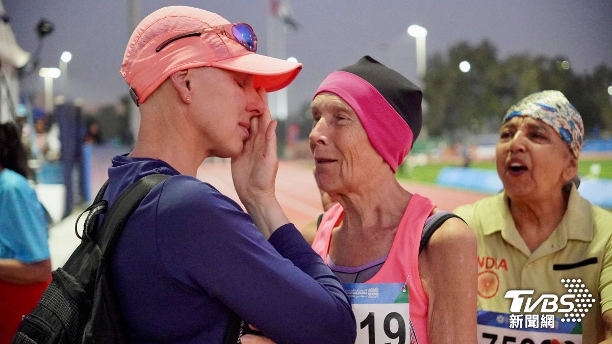 75歲媽媽參加阿布達比世壯運，跑完時女兒在旁激動落淚。（圖／區國強攝）
