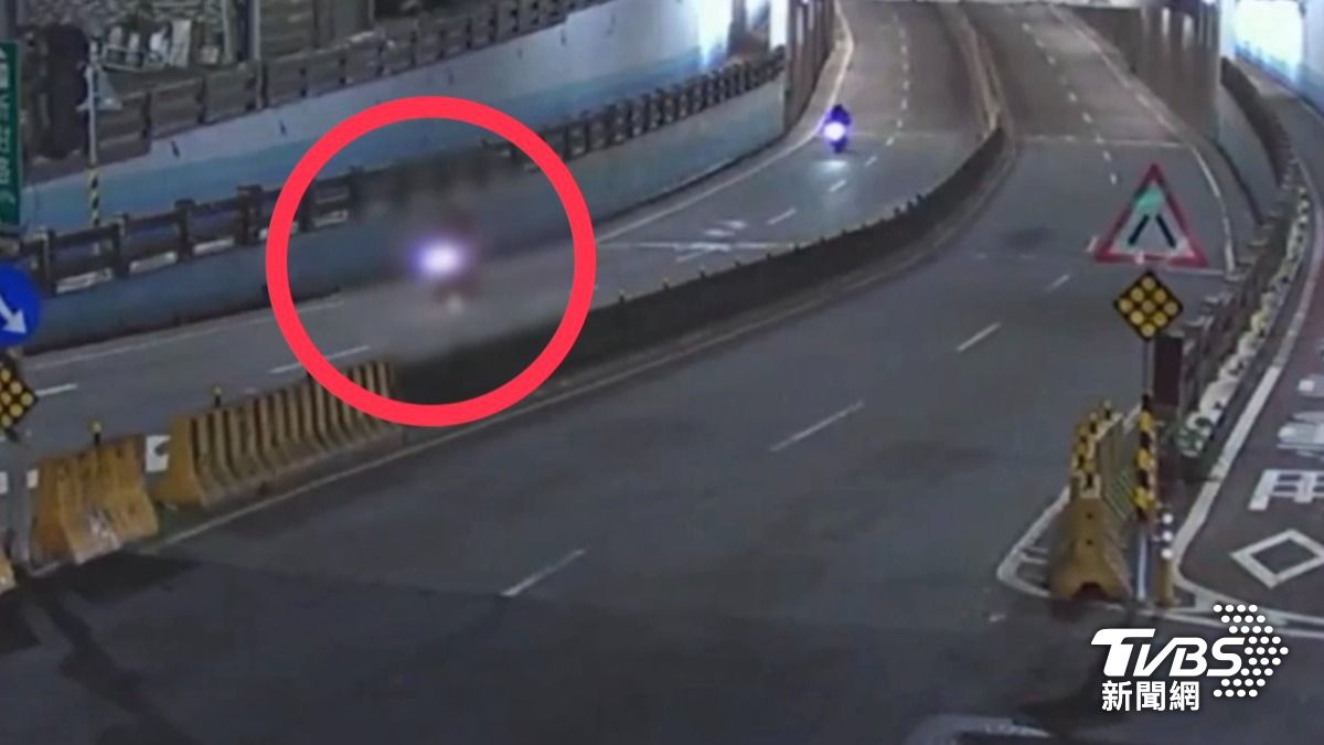 直行騎車。(圖/TVBS)