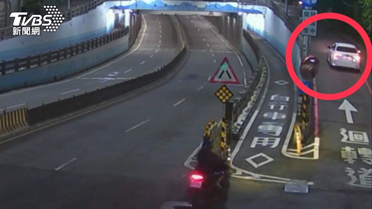 汽車駛入迴轉道。(圖/TVBS)