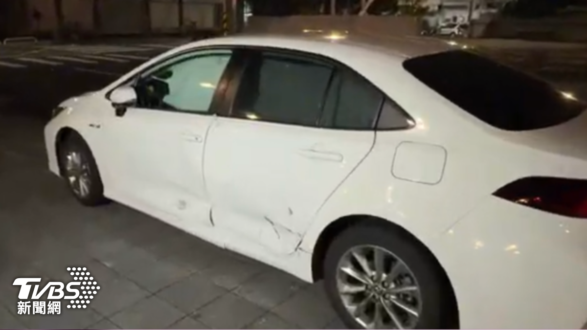 轎車安全氣囊爆開。(圖/TVBS)