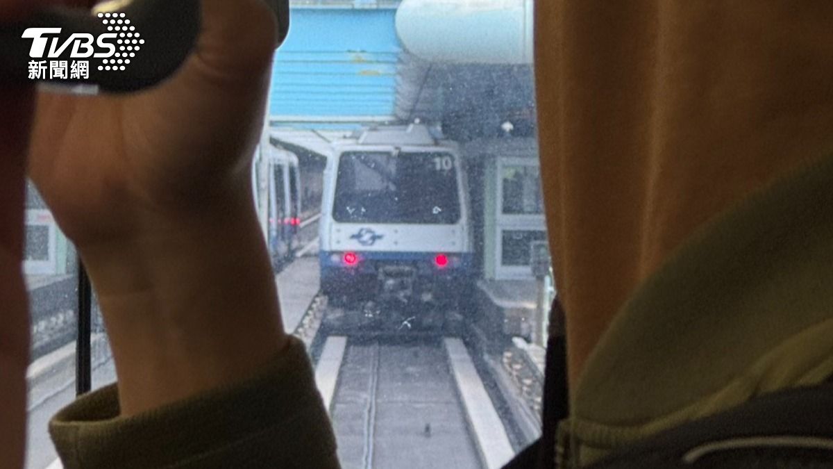 快訊／北捷文湖線異常！往南港展覽館列車「停鐵軌」、忠孝復興人潮擠爆