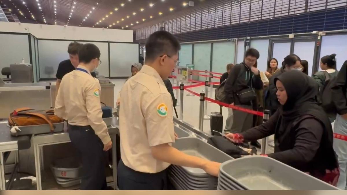 航警加派替代役男支援安檢。（圖／航警局提供）