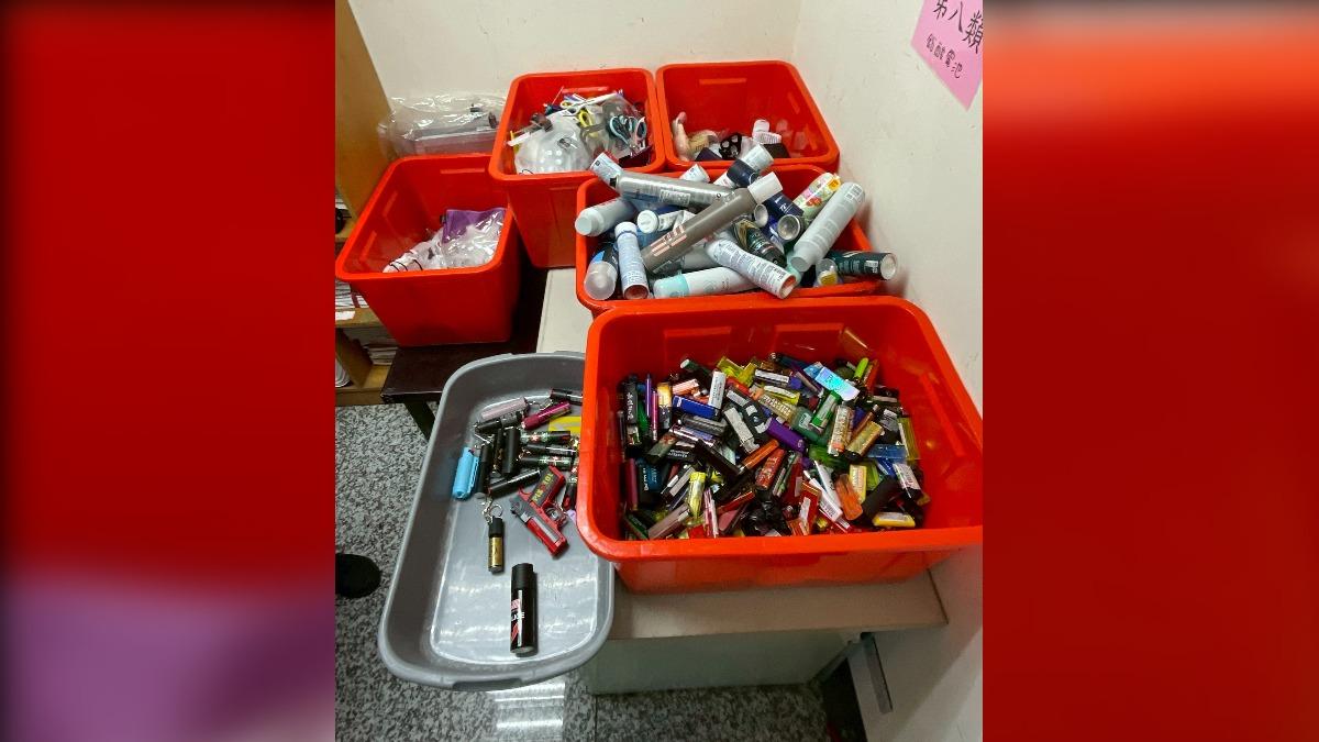 安檢禁止隨身攜帶物品。(圖/航警局提供)