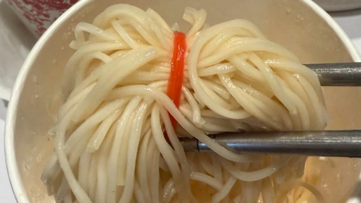雙月又爆食安問題!客吃到「橡皮筋捆麵線」業者:該品項停售