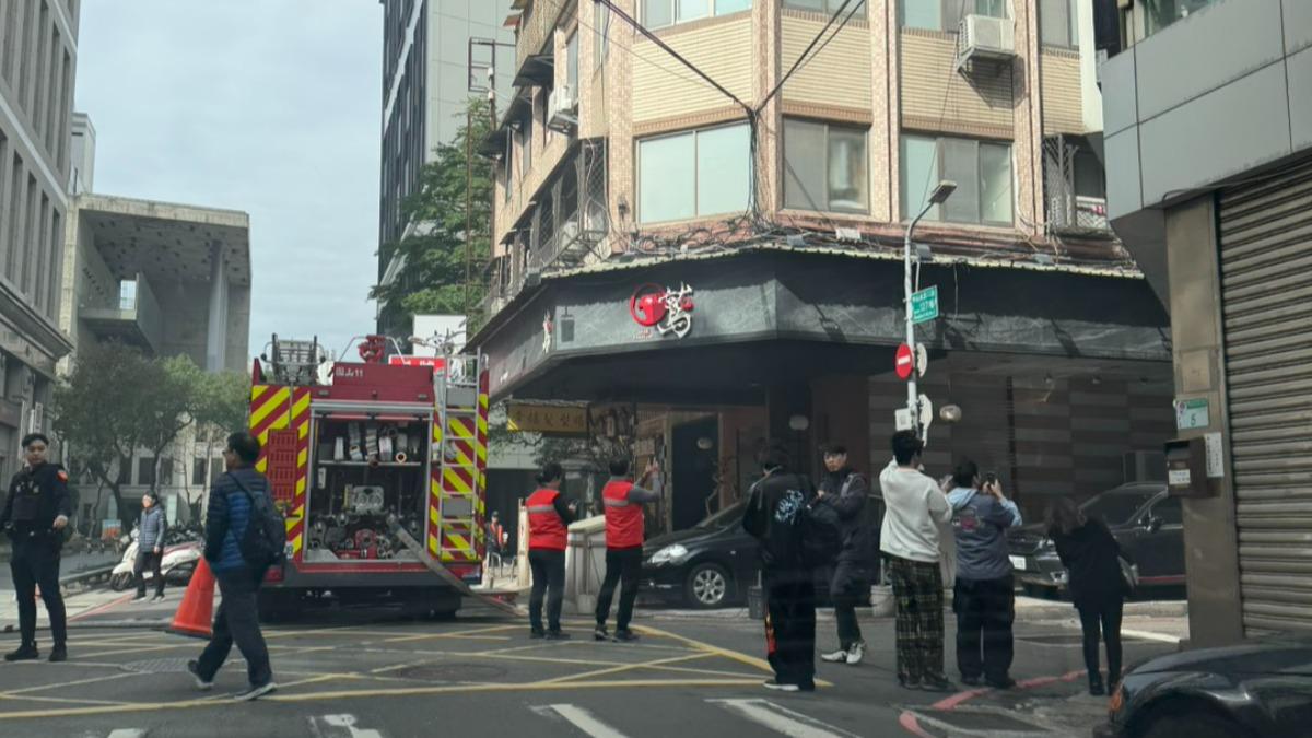 快訊/北市中山區民宅火警「中山北路全是白煙」 民眾圍觀
