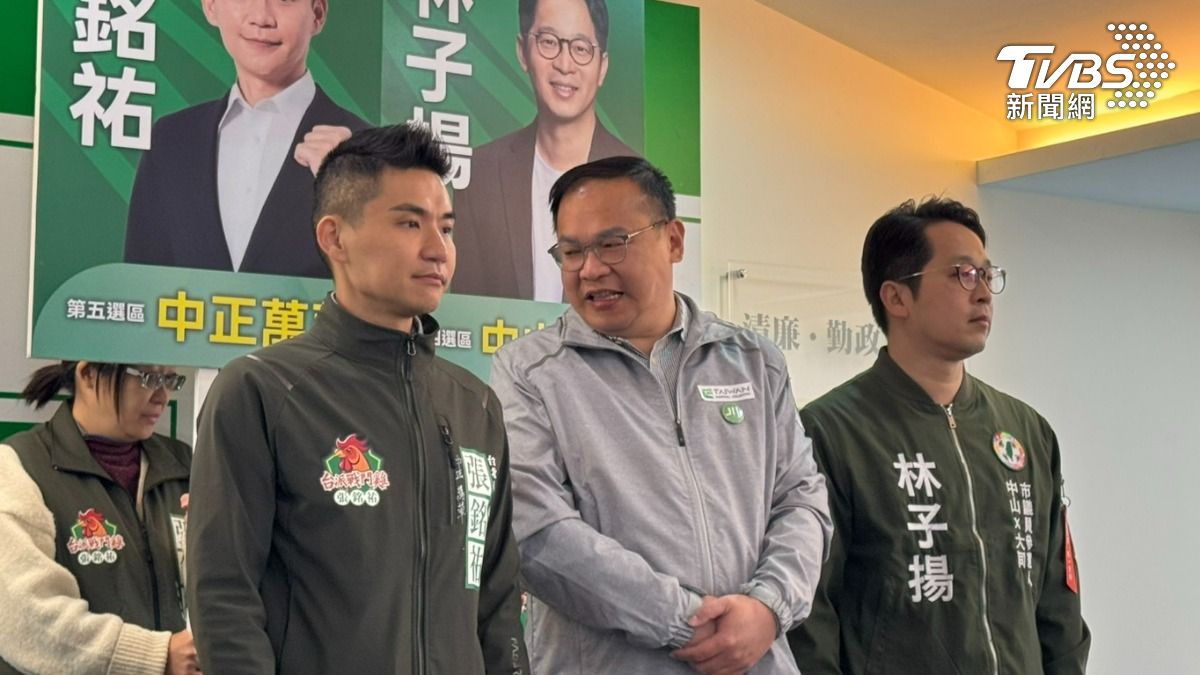 民進黨直轄市議員初選登記開跑,民進黨立委王義川今(9)日陪同中山大同林子揚、中正萬華張銘祐至市黨部登記參選。(圖/劉庭宇攝)