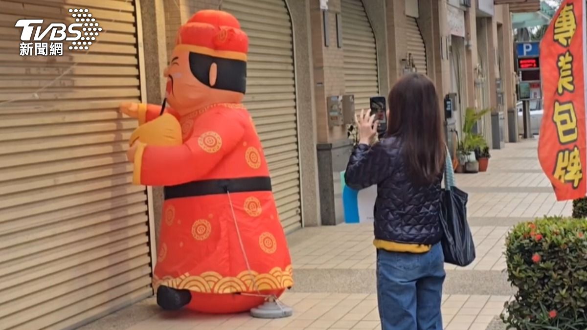 有民眾特別前來拍下「敲門的財神爺」。(圖/TVBS)