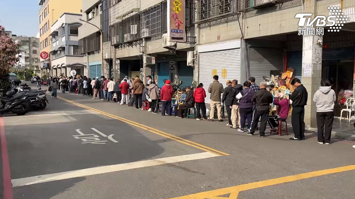 一大早店門口已出現大批排隊人潮,隊伍綿延將近百公尺。(圖/TVBS)