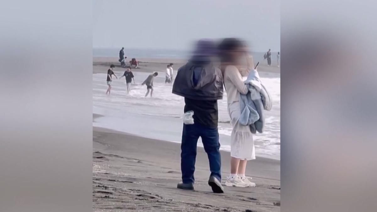 高雄旗津海水浴場有民眾目擊一名男子無故靠近其他女性,甚至被指控貼在女生身上。(圖/翻攝Threads_u_1.13_)