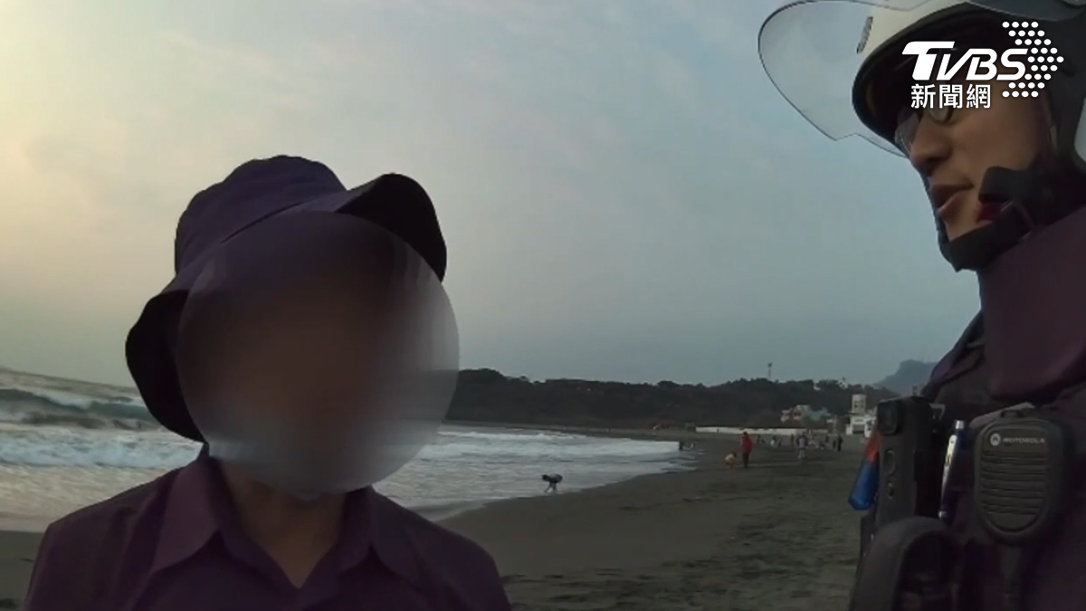 警方獲報後隨即到場將男子勸離,並警告其行為恐涉嫌違反性騷擾防治法。(圖/TVBS)