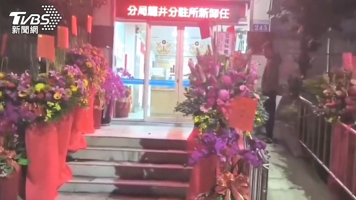 派出所門口「花籃夾道」場面超壯觀(圖/翻攝社會事新聞影音)