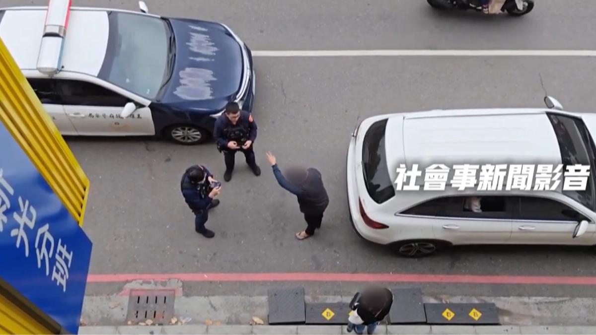 高雄左營區華夏路一名男子將車輛違停於紅線路段,遭員警取締時與警方發生激烈爭執。(圖/翻攝_社會事新聞影音)
