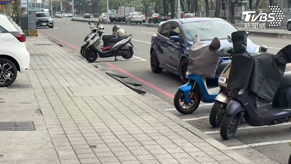 附近民眾表示,該路段經常有車輛違停,導致住戶車輛無法進出。(圖/TVBS)