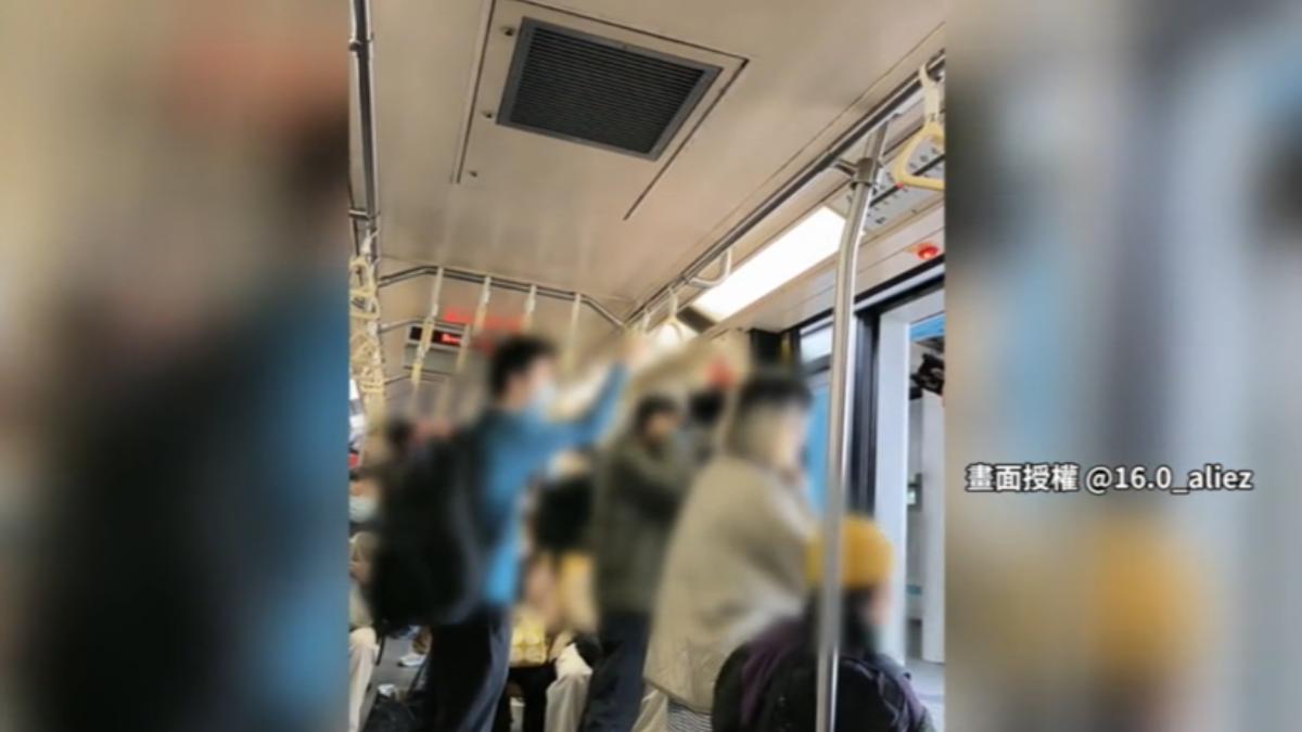 週一上班尖峰時段北捷文湖線列車異常。(圖/民眾提供)