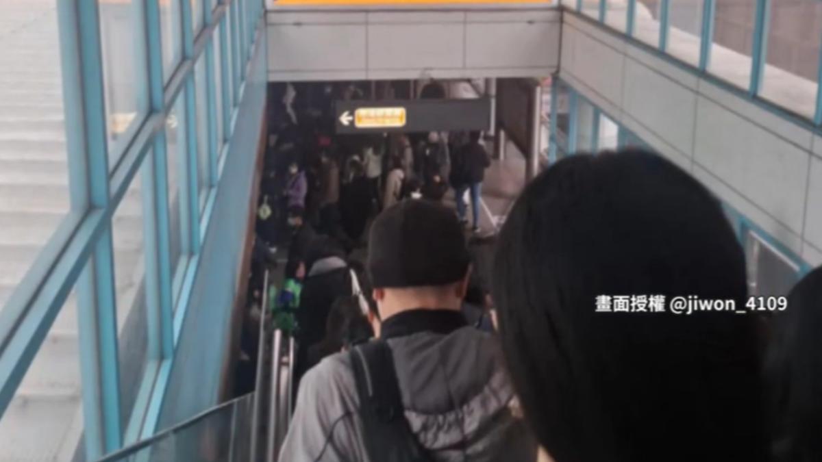 週一上班尖峰時段北捷文湖線列車異常。(圖/民眾提供)