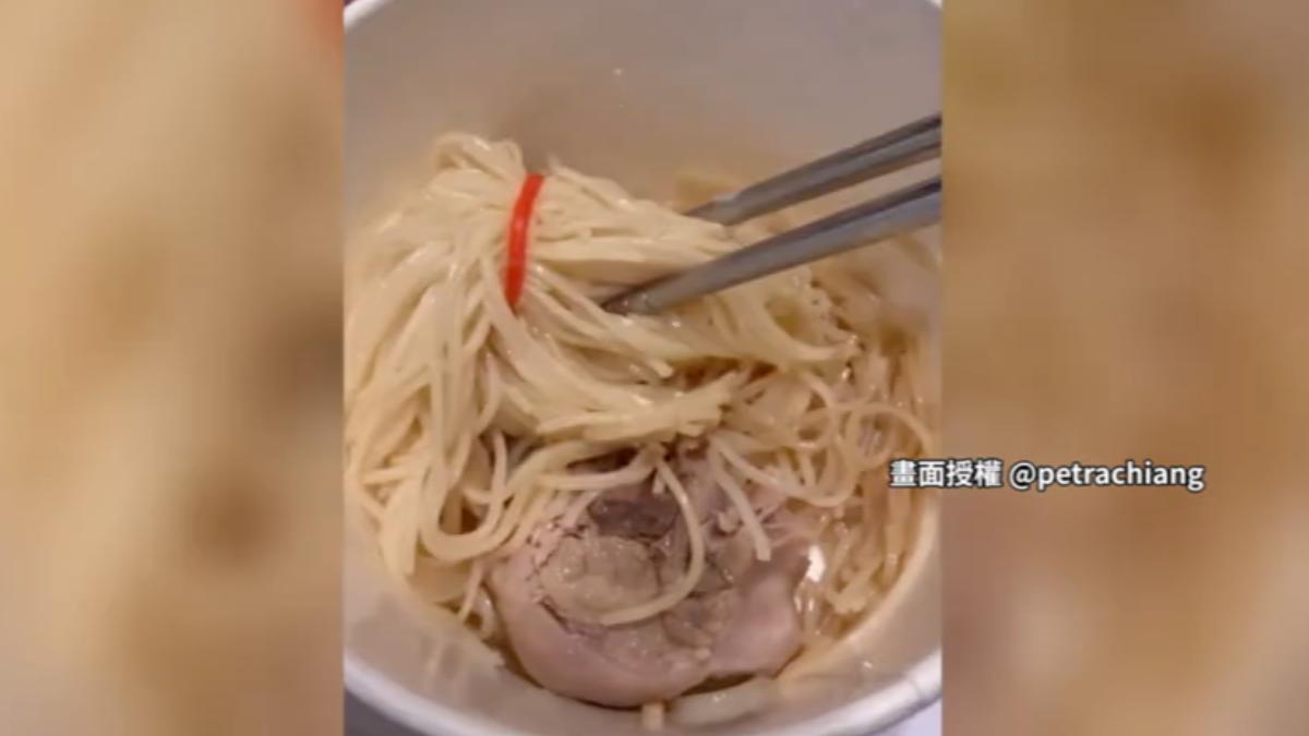 雞湯名店麵線驚見橡皮驚。(圖/民眾提供)