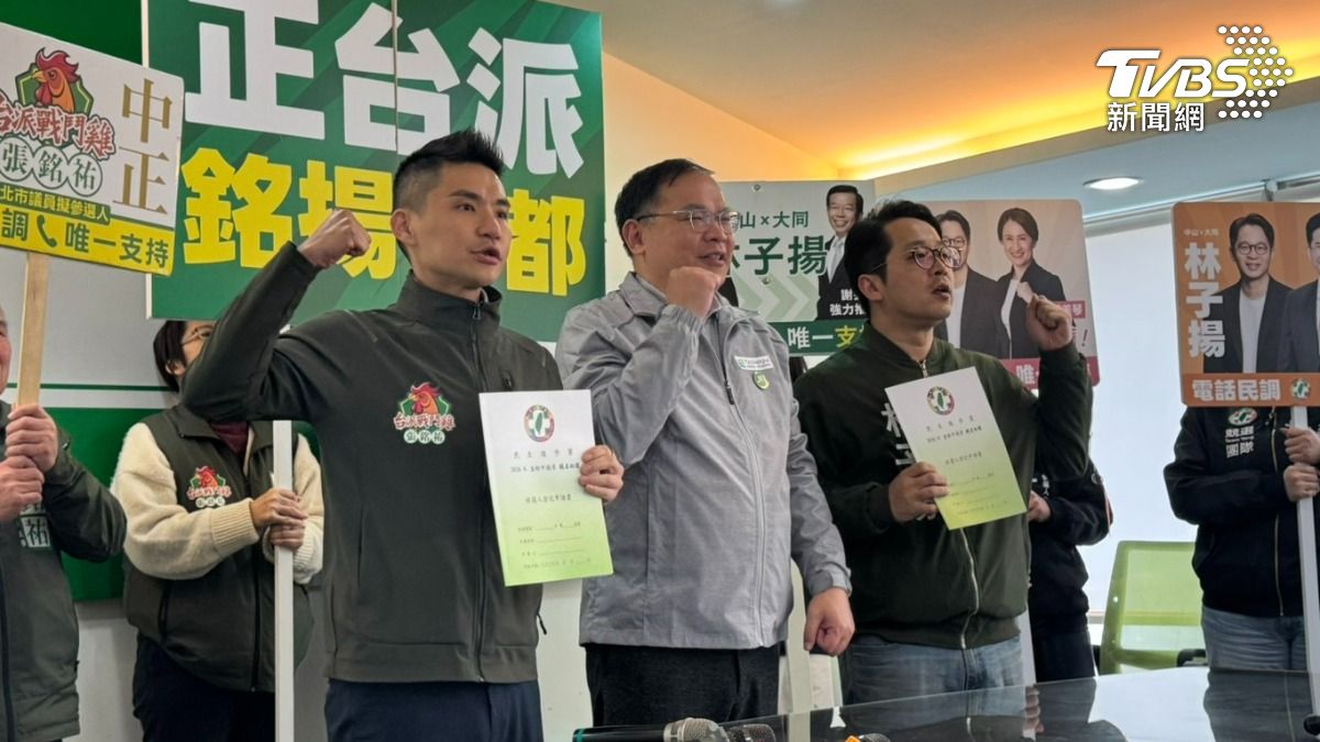 民進黨立委王義川今(9)日陪同中山大同議員擬參選人林子揚、中正萬華議員擬參選人張銘祐至市黨部登記參選。(圖/劉庭宇攝)
