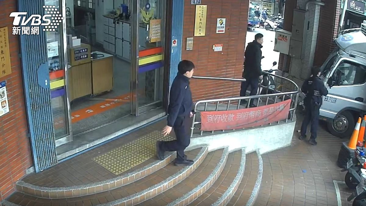 警方聽聞聲響後,立刻外出查看。(圖/TVBS)