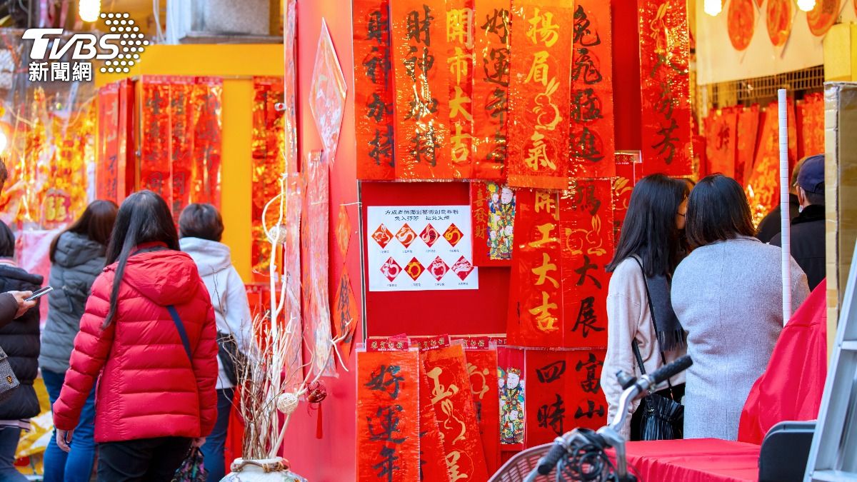 貼春聯有講究。（示意圖／Shutterstock達志影像）