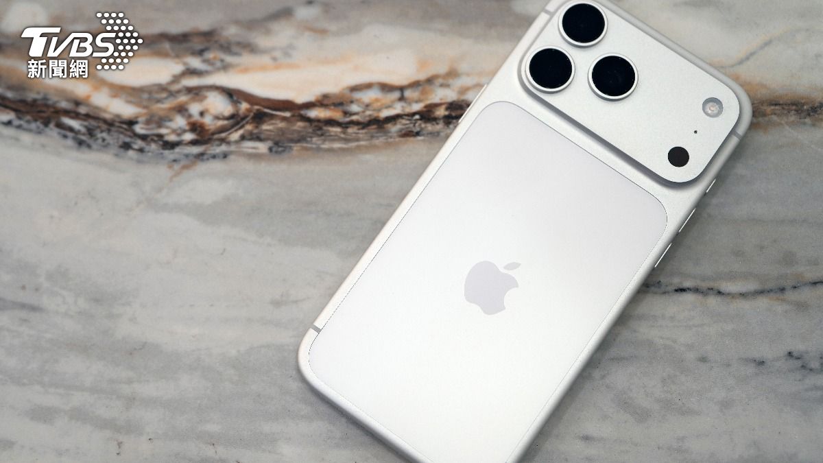 即將上市的iPhone 17e搭載了與旗艦機同級的A19晶片。(圖/達志影像shutterstock)