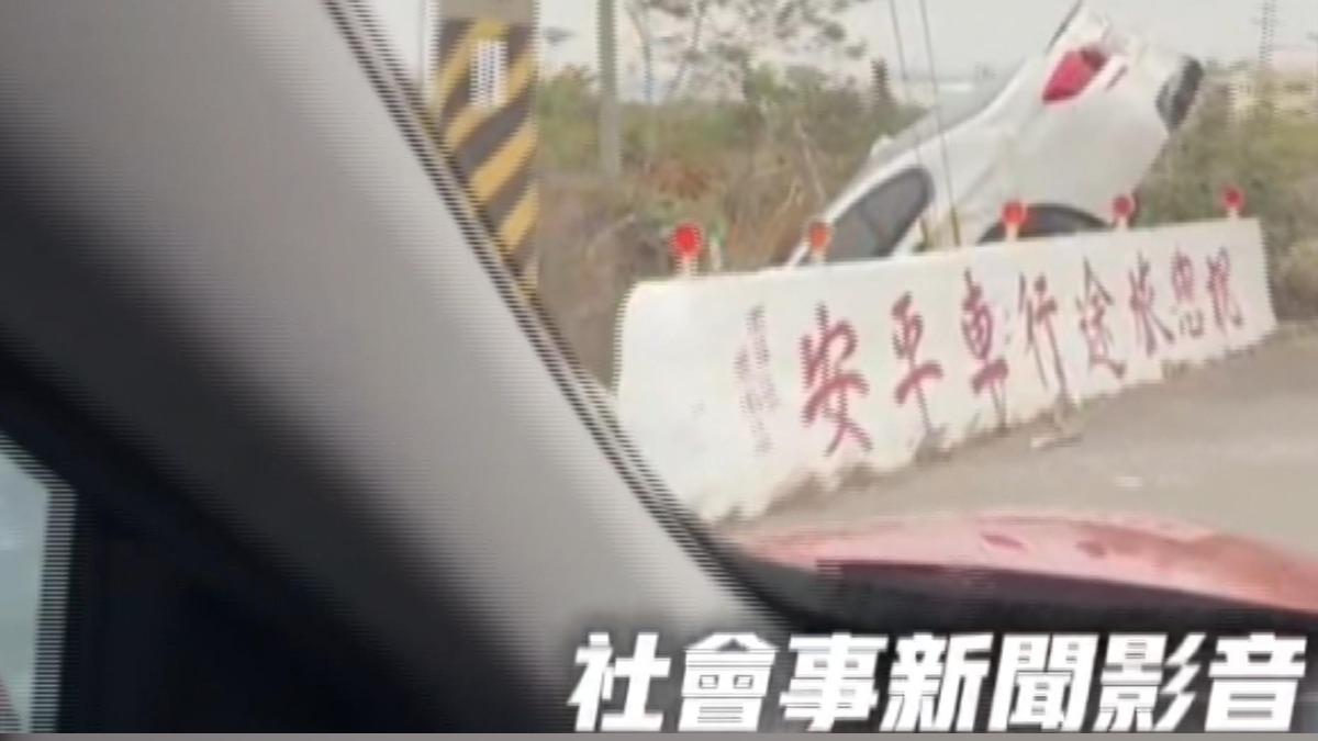 「祝您旅途平安」旁翻車！男稱疲勞駕駛撞石墩「車頭直插大排」　棄車走回家
