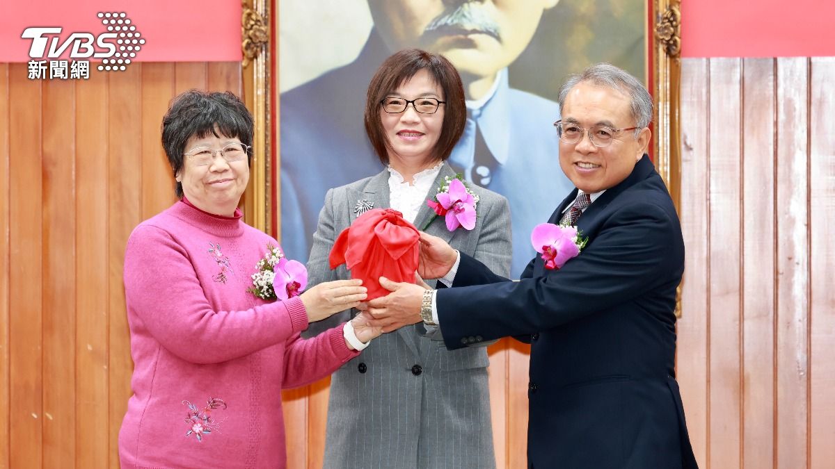 台灣高等法院花蓮分院卸任院長許仕楓(圖左)與新任院長張忠國(圖右)交接。(圖/潘建樺攝)