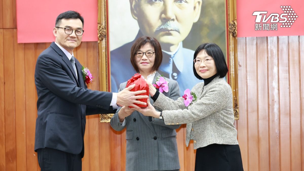 台灣士林地院卸任代理院長蔡守訓(圖左)與新任院長邱璿如(圖右)交接。(圖/潘建樺攝)