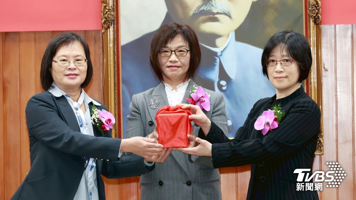 台灣新竹地院卸任代理院長林秋宜(圖左)與新任院長朱瑞娟(圖右)交接。(圖/潘建樺攝)